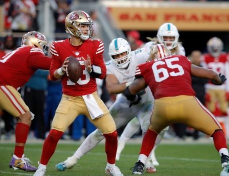 El mariscal de campo suplente novato de los San Francisco 49ers, Brock Purdy, en la alineación titular esta temporada